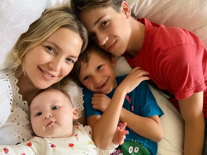A picture of Kate Hudson with all of her kids.